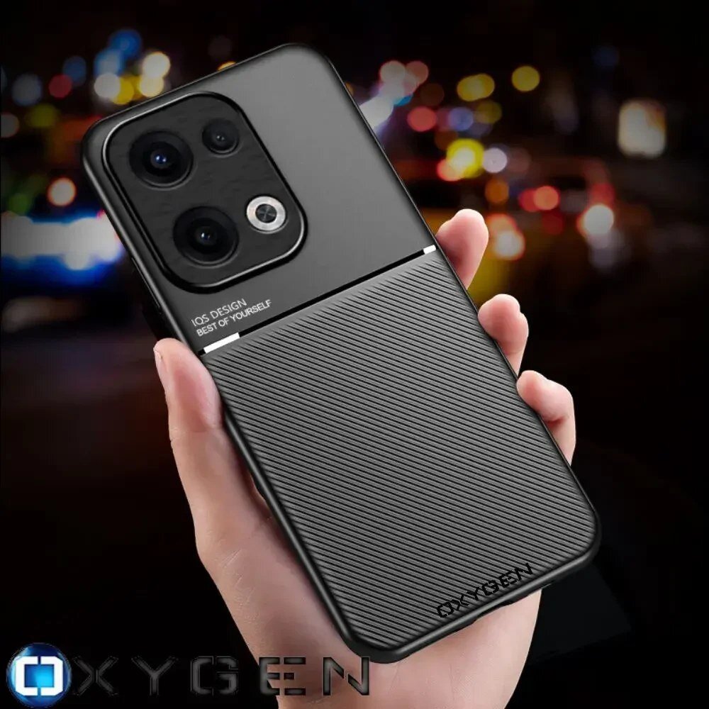 Osoba trzyma czarne etui na telefon z trzema widocznymi obiektywami aparatu. Na etui widoczny jest napis \'IQS DESIGN BEST OF YOURSELF\' oraz logo \'OXYGEN\'.