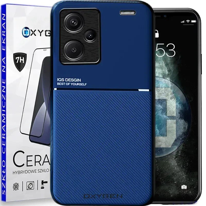 Na obrazie widoczne jest niebieskie etui na telefon z trzema otworami na aparat oraz napisami \'IQS DESIGN\' i \'BEST OF YOURSELF\'. W tle znajduje się opakowanie z napisem \'OXYGEN\' oraz \'SZKŁO CERAMICZNE NA EKRAN\'.