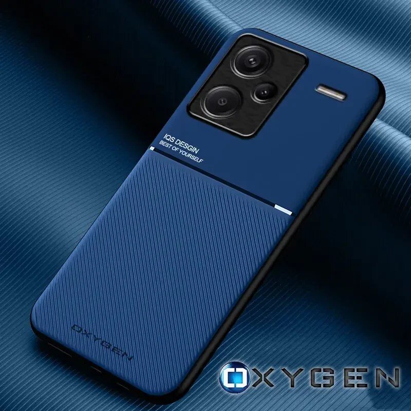 Na obrazie widoczne jest niebieskie etui na telefon z trzema aparatami i napisem \'IQS DESIGN BEST OF YOURSELF\'. W prawym dolnym rogu znajduje się logo \'OXYGEN\'.