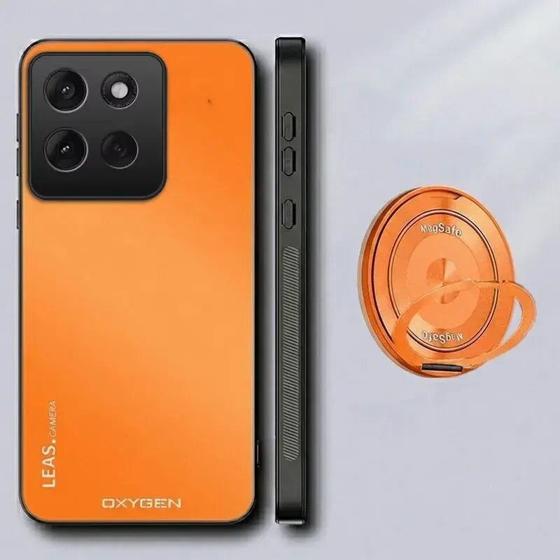 Obraz przedstawia pomarańczowe etui na telefon z dużym modułem aparatu oraz napisami \'LEAS. CAMERA\' i \'OXYGEN\'. Obok znajduje się pomarańczowy uchwyt z napisem \'MagSafe\'.