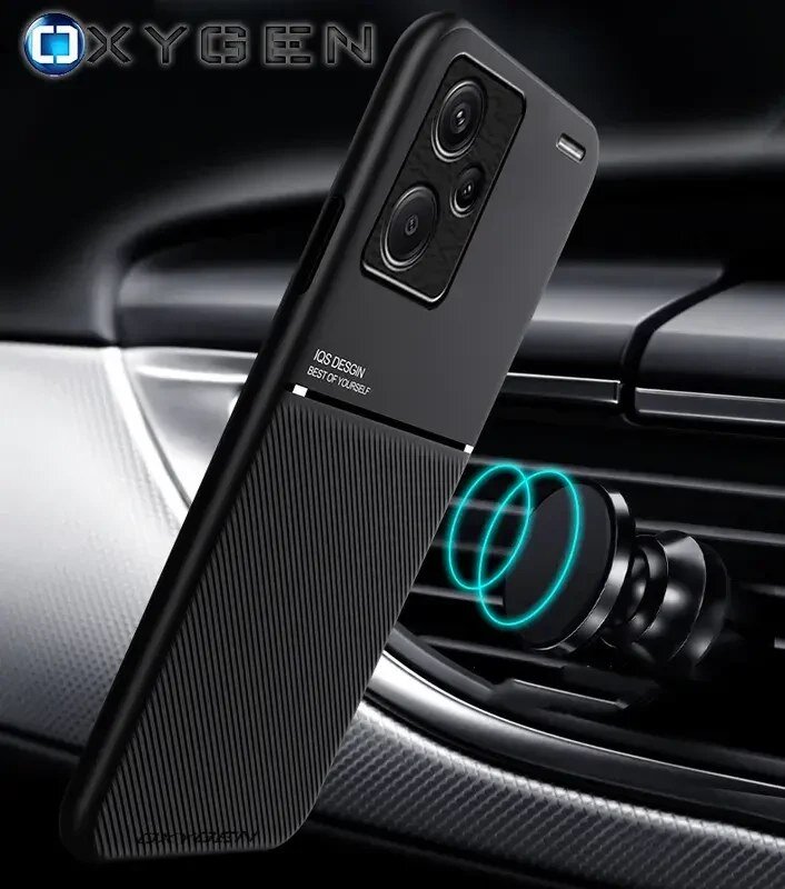 Czarne etui na telefon z trzema otworami na aparat, umieszczone na tle wnętrza samochodu. Widoczny tekst: \'OXYGEN\' oraz \'IQS DESIGN BEST OF YOURSELF\'.