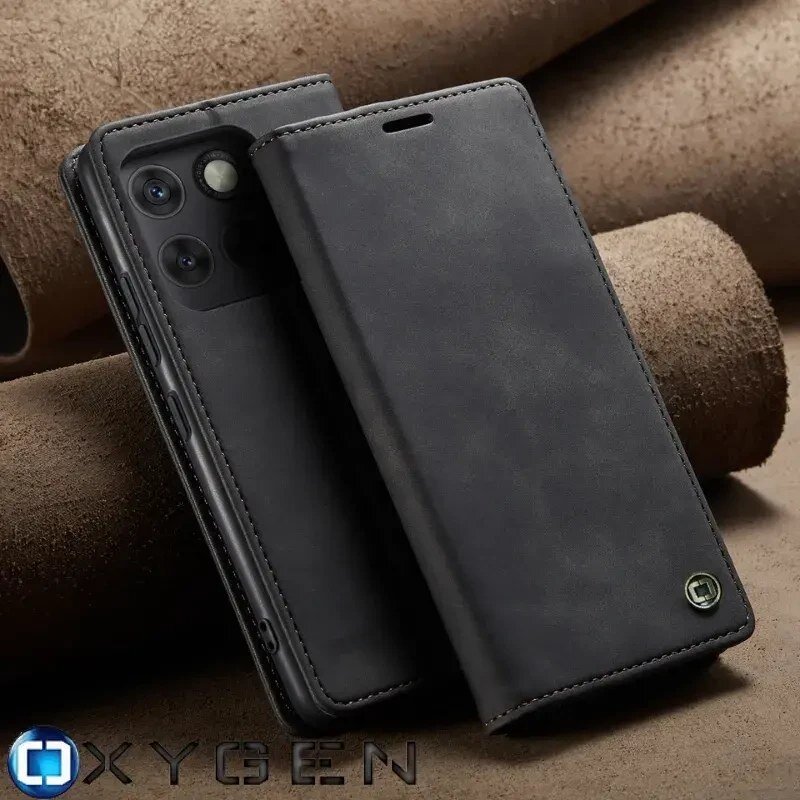 Na zdjęciu widoczne jest czarne etui na telefon z klapką, obok którego znajduje się telefon z trzema obiektywami aparatu. W dolnym rogu widnieje logo OXYGEN.