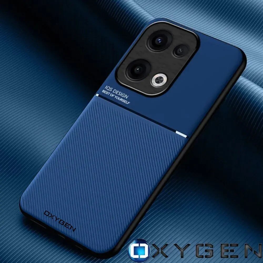Na obrazie widoczne jest niebieskie etui na telefon z trzema otworami na aparaty. Na etui znajduje się tekst: \'IQS DESIGN BEST OF YOURSELF\' oraz \'OXYGEN\'.