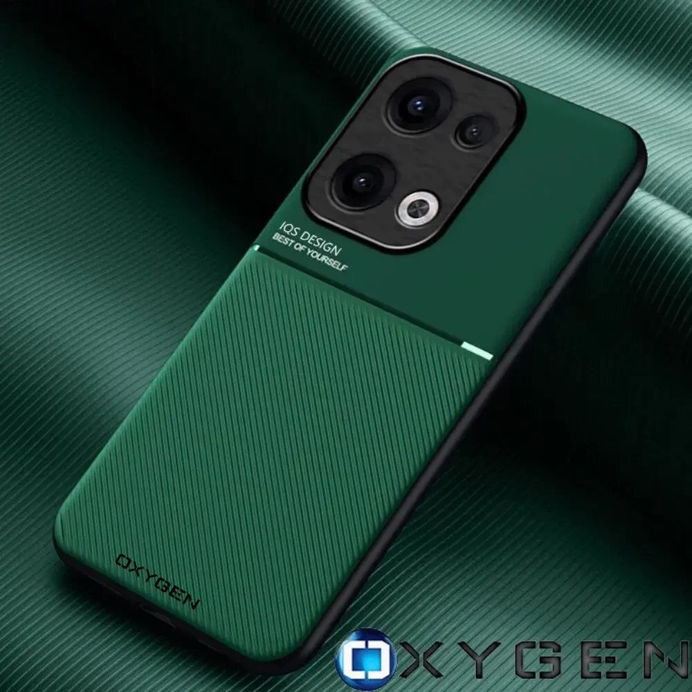 Zielone etui na telefon z trzema otworami na aparaty i tekstem \'IQS DESIGN BEST OF YOURSELF\'. Na dole widoczne jest logo \'OXYGEN\'.