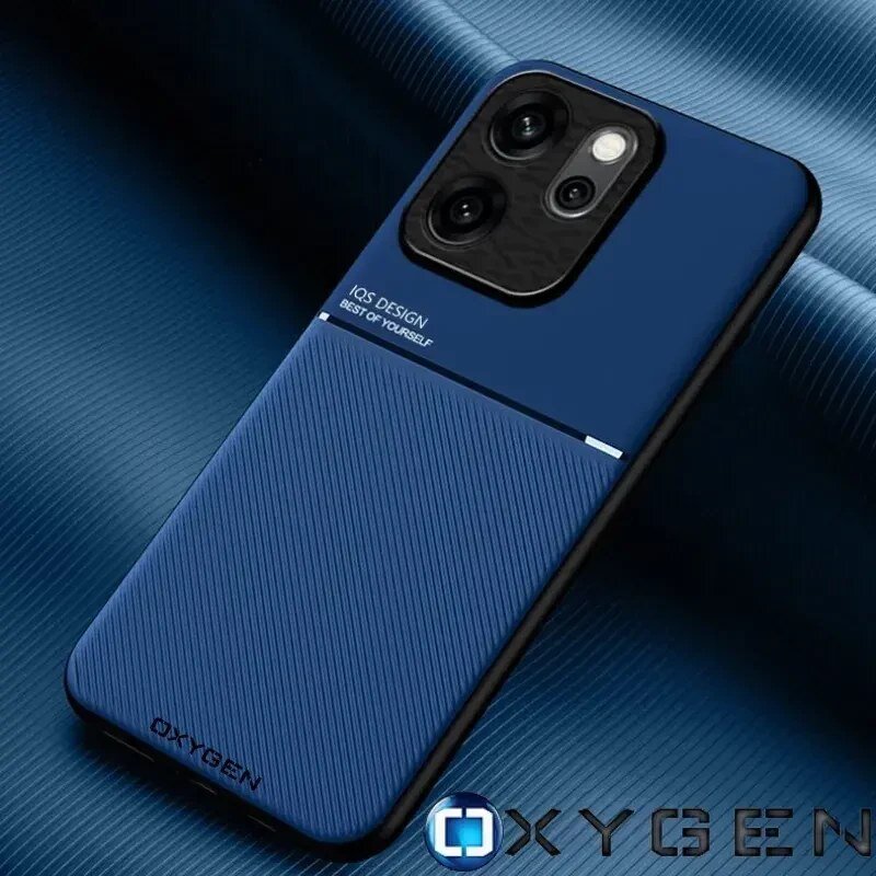 Na obrazie widoczne jest niebieskie etui na telefon z trzema otworami na aparaty i napisem \'IQS DESIGN BEST OF YOURSELF\'. Na dole etui znajduje się napis \'OXYGEN\'.