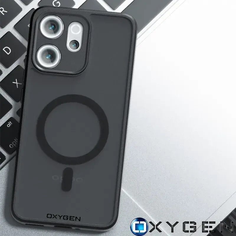 Na obrazie widoczne jest czarne etui na telefon z okrągłym wzorem, leżące na klawiaturze laptopa. Na etui znajduje się napis \'OXYGEN\'.