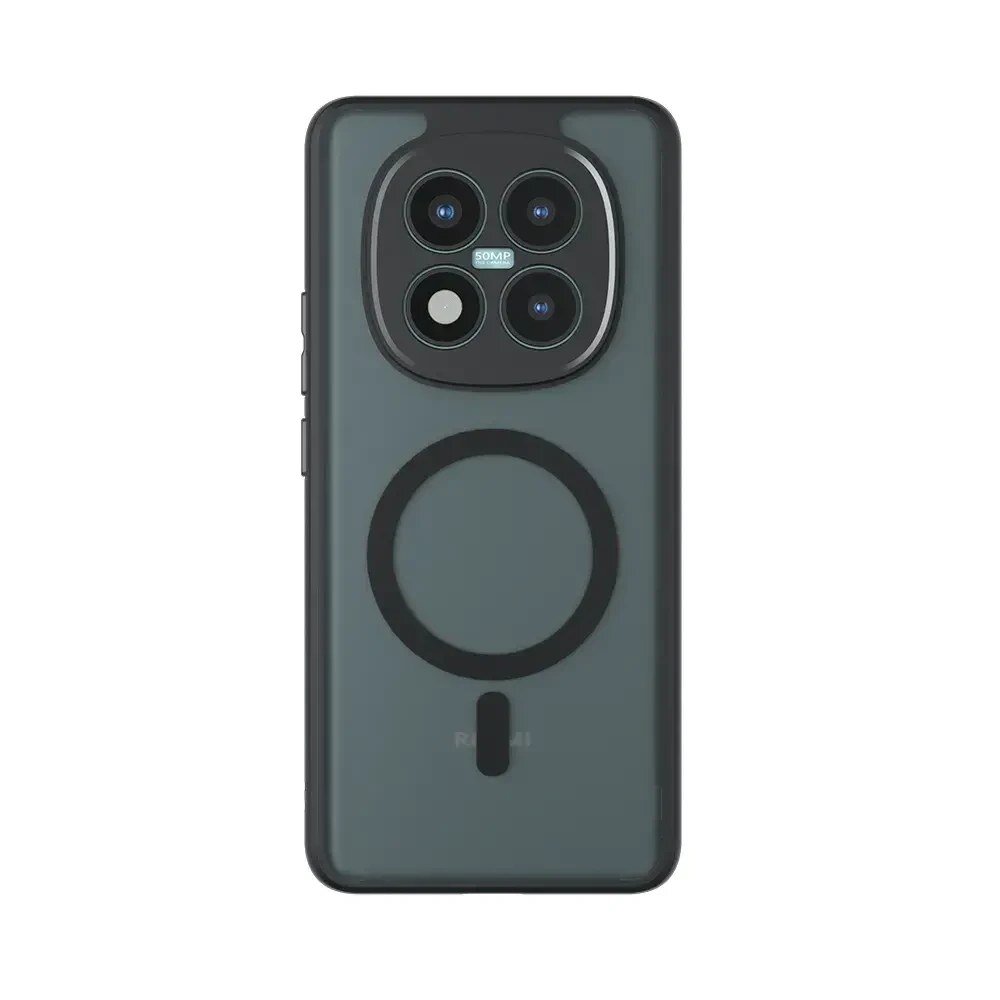 Na obrazie widoczne jest etui na telefon z trzema okrągłymi wycięciami na aparaty oraz dużym okręgiem na środku, sugerującym funkcję MagSafe. Etui ma ciemny kolor i matowe wykończenie.