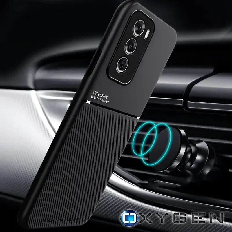 Czarne etui na telefon z trzema otworami na aparat, umieszczone w pobliżu kratki wentylacyjnej samochodu. Na etui widoczny jest napis \'IQS DESIGN BEST OF YOURSELF\', a w dolnym rogu logo \'OXYGEN\'.
