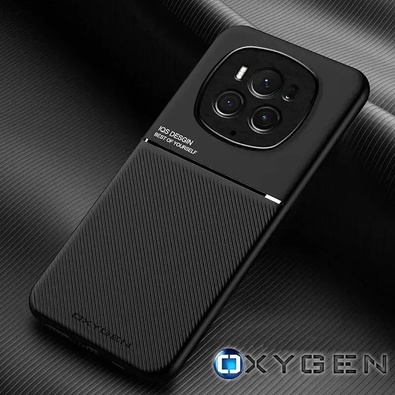Czarne etui na telefon z teksturą, z widocznymi trzema obiektywami aparatu. Na etui znajduje się napis \'IQS DESIGN BEST OF YOURSELF\' oraz logo \'OXYGEN\'.