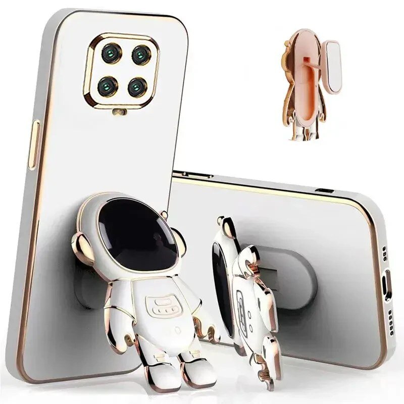 Obraz przedstawia etui na telefon z motywem astronauty, które jest przymocowane do tylnej części telefonu. Etui ma biały kolor z elementami złotego wykończenia, a telefon posiada cztery obiektywy aparatu w kwadratowej oprawie.