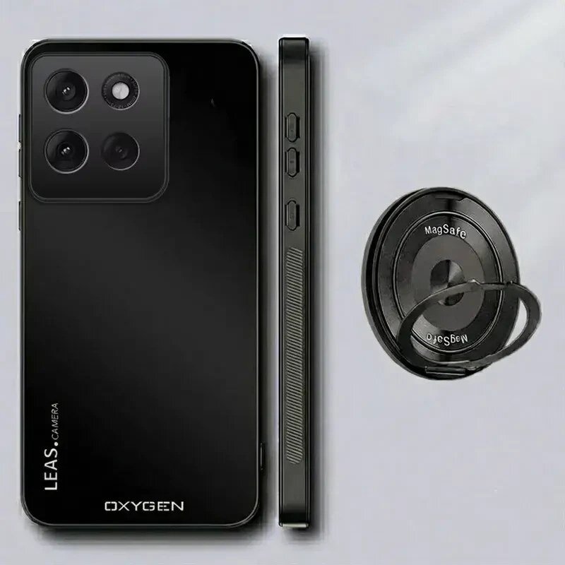 Na obrazie widoczne jest czarne etui na telefon z trzema otworami na aparaty oraz napisy \'LEaS CAMERA\' i \'OXYGEN\'. Obok znajduje się okrągły uchwyt z napisem \'MagSafe\'.