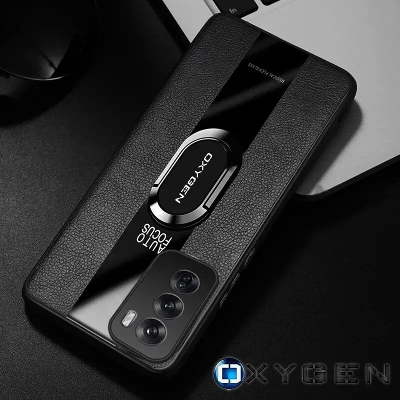 Na obrazie widoczne jest czarne etui na telefon z napisem \'OXYGEN\' oraz \'AUTO FOCUS\'. W tle znajduje się fragment klawiatury laptopa, a w dolnym rogu widoczne jest logo OXYGEN.