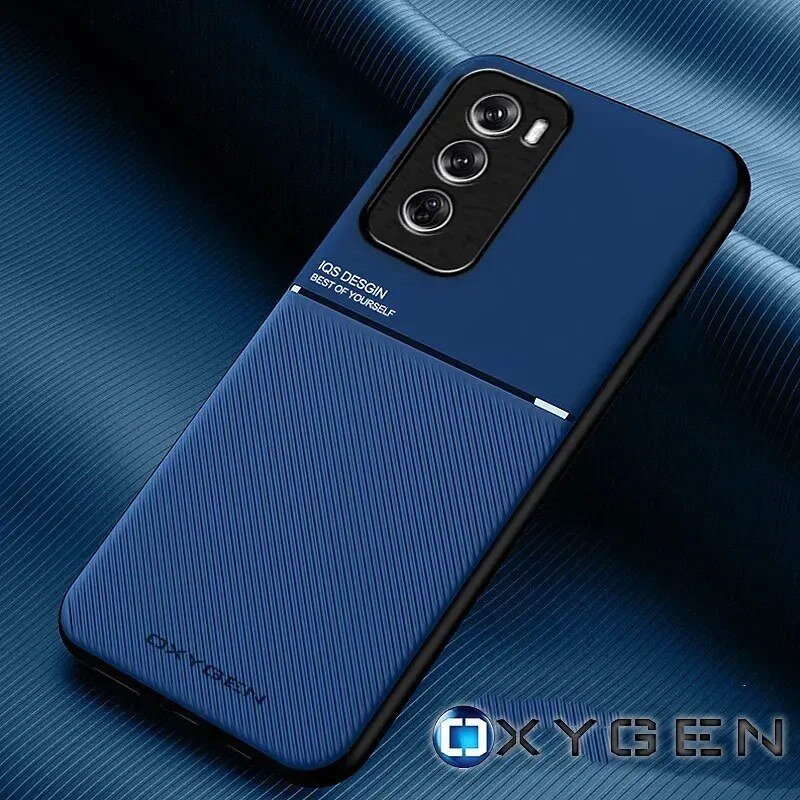 Na obrazie widoczne jest niebieskie etui na telefon z trzema otworami na aparaty. Na etui znajduje się napis \'IQS DESIGN BEST OF YOURSELF\' oraz logo \'OXYGEN\'.