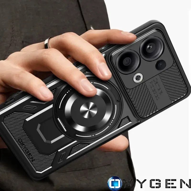 Osoba trzyma telefon w etui z dużym okrągłym elementem na tylnej części. Widoczne jest logo \'OXYGEN\' na dole obrazu.