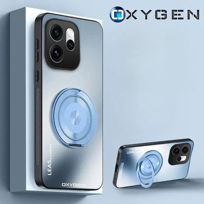 Obraz przedstawia etui na telefon z napisem \'OXYGEN\' i \'LEAS CAMERA\', z widocznym okrągłym uchwytem na tylnej części. Etui jest w kolorze srebrnym z niebieskim uchwytem, a w tle widoczne jest logo OXYGEN.