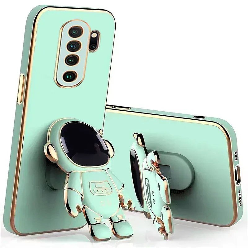 Etui na telefon w kolorze miętowym z elementami złotymi, posiada ozdobę w kształcie astronauty. Etui jest przeznaczone do modelu telefonu z czterema obiektywami aparatu.