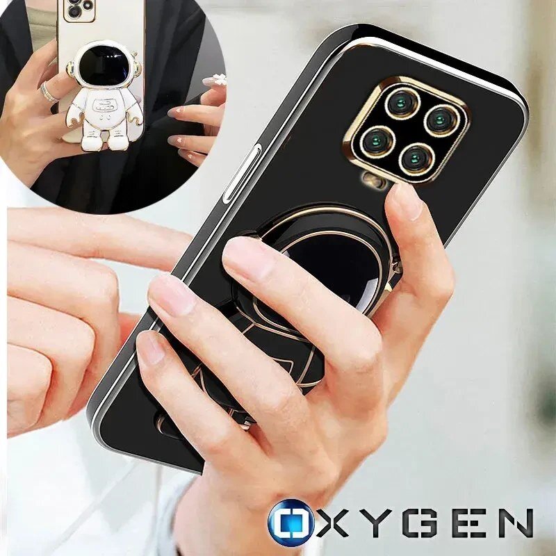 Osoba trzyma telefon w czarnym etui z motywem astronauty, z widocznym logo \'OXYGEN\'. W tle okrągłe zdjęcie przedstawia telefon z podobnym etui w kolorze białym.