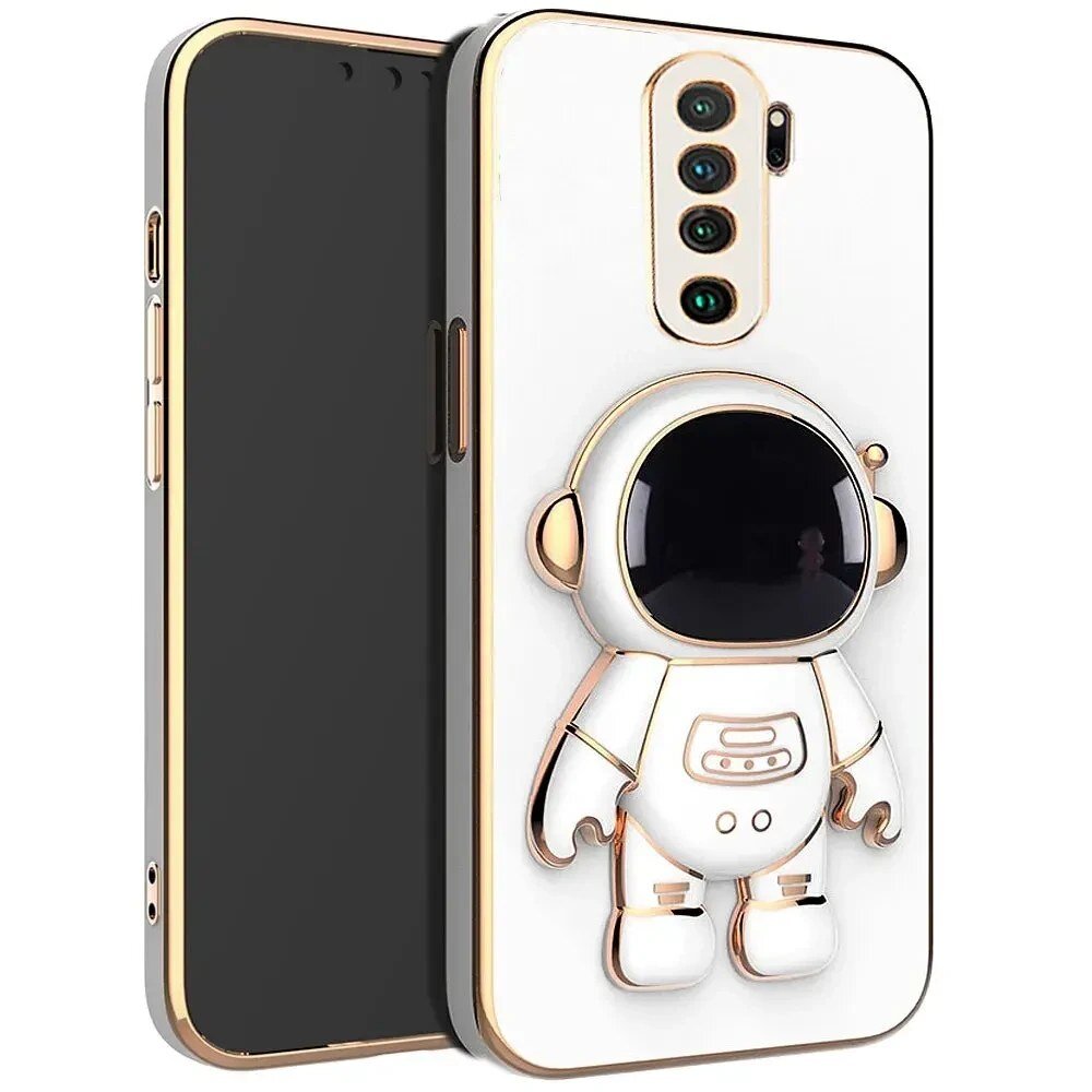 Etui na telefon z motywem astronauty w białym kolorze z elementami złotymi. Widoczne są cztery otwory na aparaty fotograficzne.