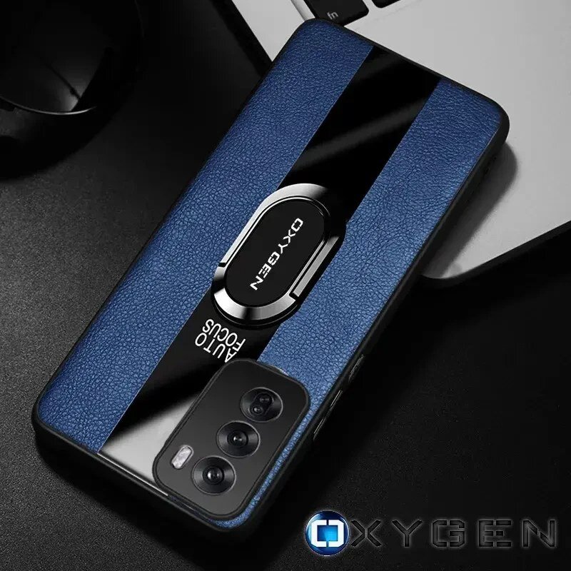 Etui na telefon w kolorze niebieskim z czarnym paskiem i napisem \'OXYGEN AUTO FOCUS\'. W tle widoczna jest część klawiatury laptopa oraz logo OXYGEN.