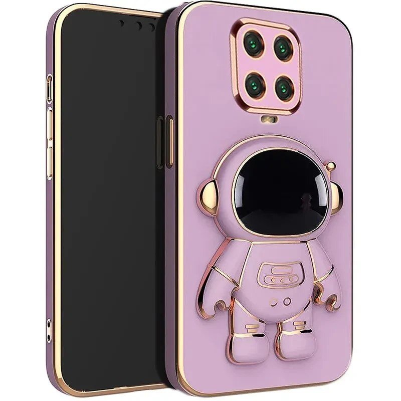 Etui na telefon w kolorze fioletowym z wytłoczonym wzorem astronauty i wycięciem na cztery obiektywy aparatu. Krawędzie etui są w kolorze złotym.