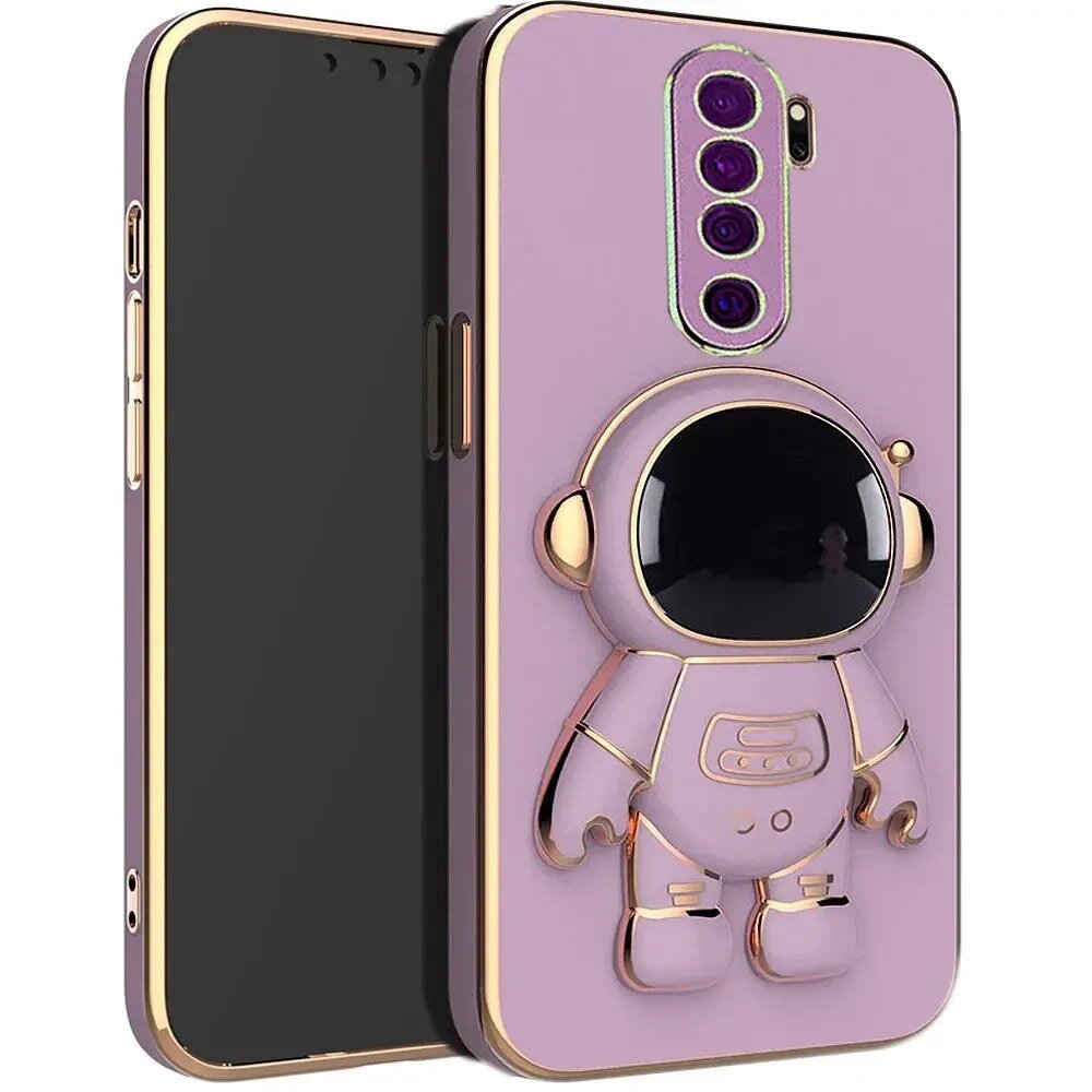 Etui na telefon w kolorze fioletowym z ozdobą w kształcie astronauty. Widoczne są cztery otwory na aparat oraz przyciski boczne w złotym kolorze.