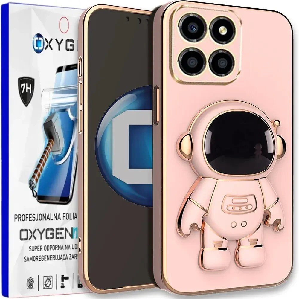 Etui na telefon w kolorze różowym z motywem astronauty oraz opakowanie z napisem \'OXYGEN\' i grafiką młotka uderzającego w ekran. Widoczne są trzy obiektywy aparatu na etui.