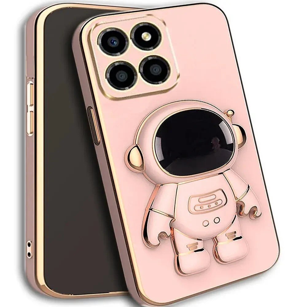 Etui na telefon w kolorze różowym z wytłoczonym motywem astronauty. Widoczne są wycięcia na aparat z trzema obiektywami.