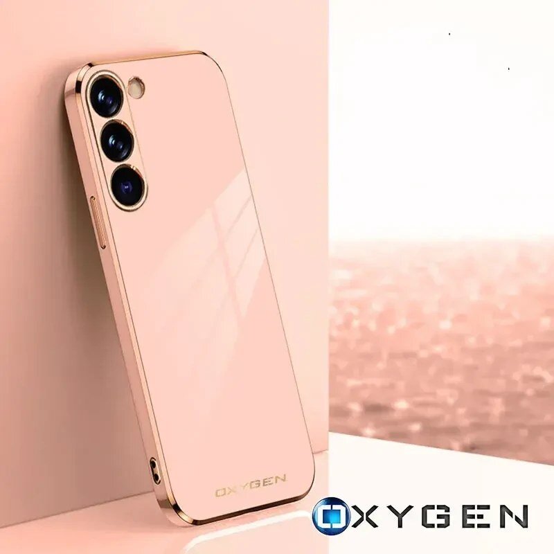 Etui na telefon w kolorze różowego złota z trzema aparatami fotograficznymi i napisem \'OXYGEN\' na dole. Obok widoczne jest logo \'OXYGEN\'.