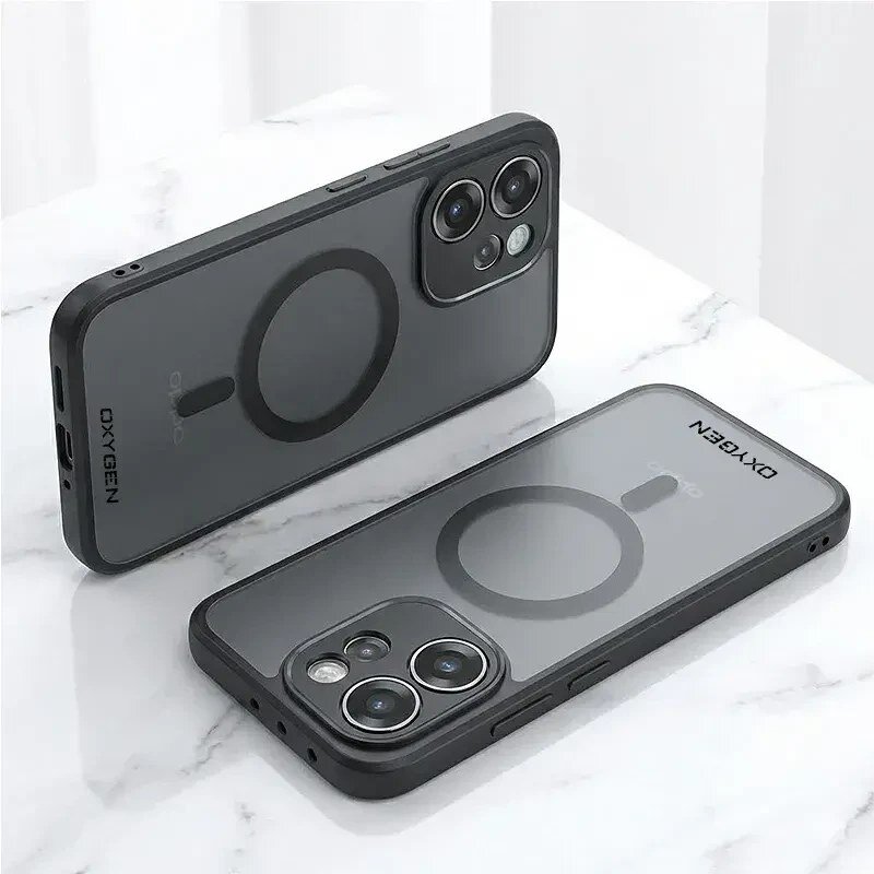 Na obrazie widoczne są dwa etui na telefon z napisem \'OXYGEN\', leżące na marmurowej powierzchni. Etui mają przezroczyste plecy z okrągłym wzorem i wycięciem na aparat.