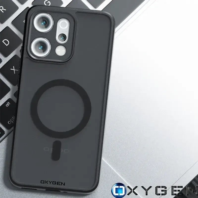 Czarne etui na telefon z widocznym logo \'OXYGEN\' leży na klawiaturze laptopa. Etui ma okrągły wzór sugerujący kompatybilność z MagSafe.