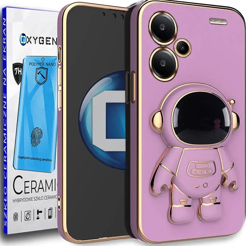 Na obrazie widoczne jest etui na telefon w kolorze fioletowym z motywem astronauty oraz opakowanie z napisem \'OXYGEN\' i grafiką szkła ochronnego. Etui posiada wycięcia na trzy obiektywy aparatu oraz przyciski boczne.