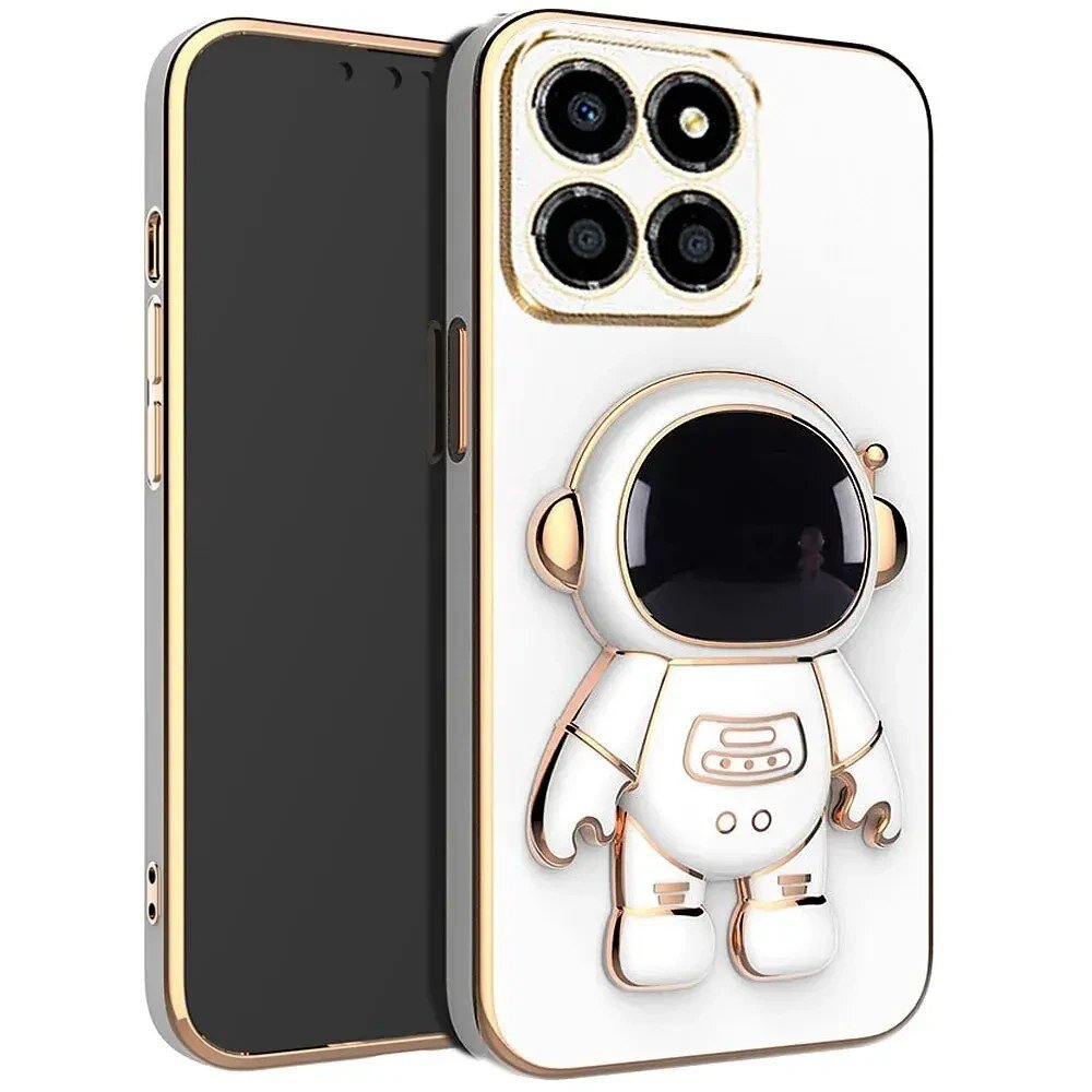 Etui na telefon z motywem astronauty w kolorze białym i złotym, z dużym wycięciem na aparat z czterema obiektywami. Etui ma błyszczące wykończenie i ozdobne detale.