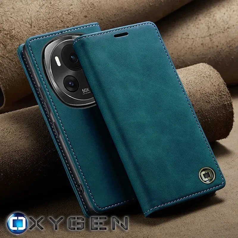 Na zdjęciu widoczne jest etui na telefon w kolorze niebieskim z logo OXYGEN. W tle znajdują się cylindryczne elementy w kolorze brązowym.