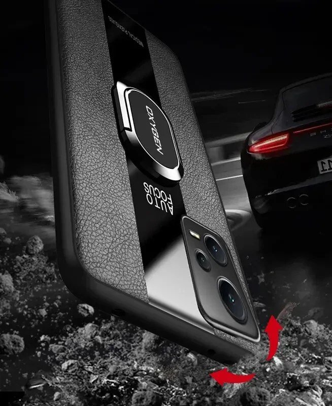 Obraz przedstawia etui na telefon z napisem \'OXYGEN AUTO FOCUS\' na tle ciemnej drogi i samochodu sportowego. Etui ma teksturę przypominającą skórę i wbudowany uchwyt na palec.