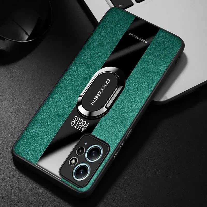 Etui na telefon w kolorze zielonym z czarnym paskiem i napisem \'OXYGEN\' oraz \'AUTO FOCUS\'. Widoczne są trzy obiektywy aparatu telefonu.