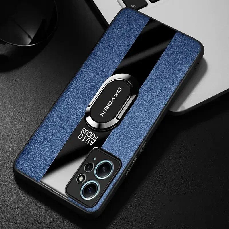 Etui na telefon w kolorze niebieskim z czarnym paskiem i napisem \'OXYGEN AUTO FOCUS\'. Widoczne są trzy obiektywy aparatu telefonu oraz fragment klawiatury laptopa w tle.