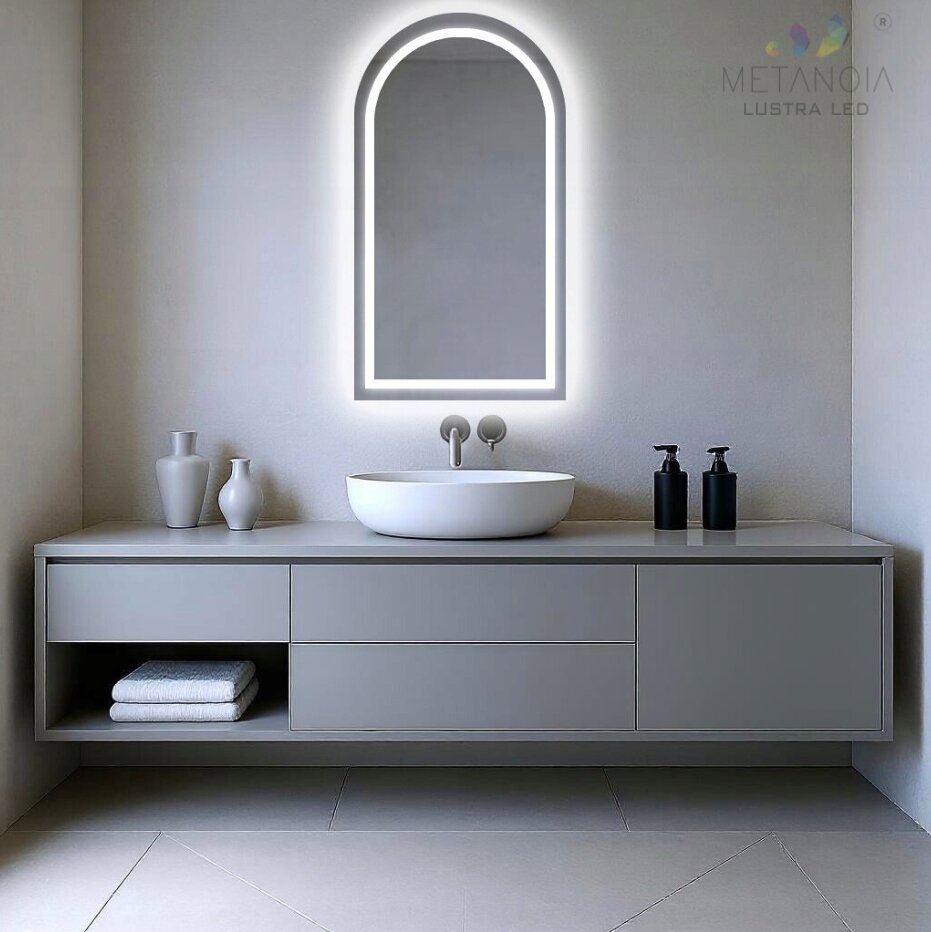 Lustro półowalne LED o wymiarach 80x120 cm z podświetleniem LED COB 480 diod/m zamontowane nad szafką łazienkową. Na ścianie widoczne jest logo \'METANOIA LUSTRA LED\'.