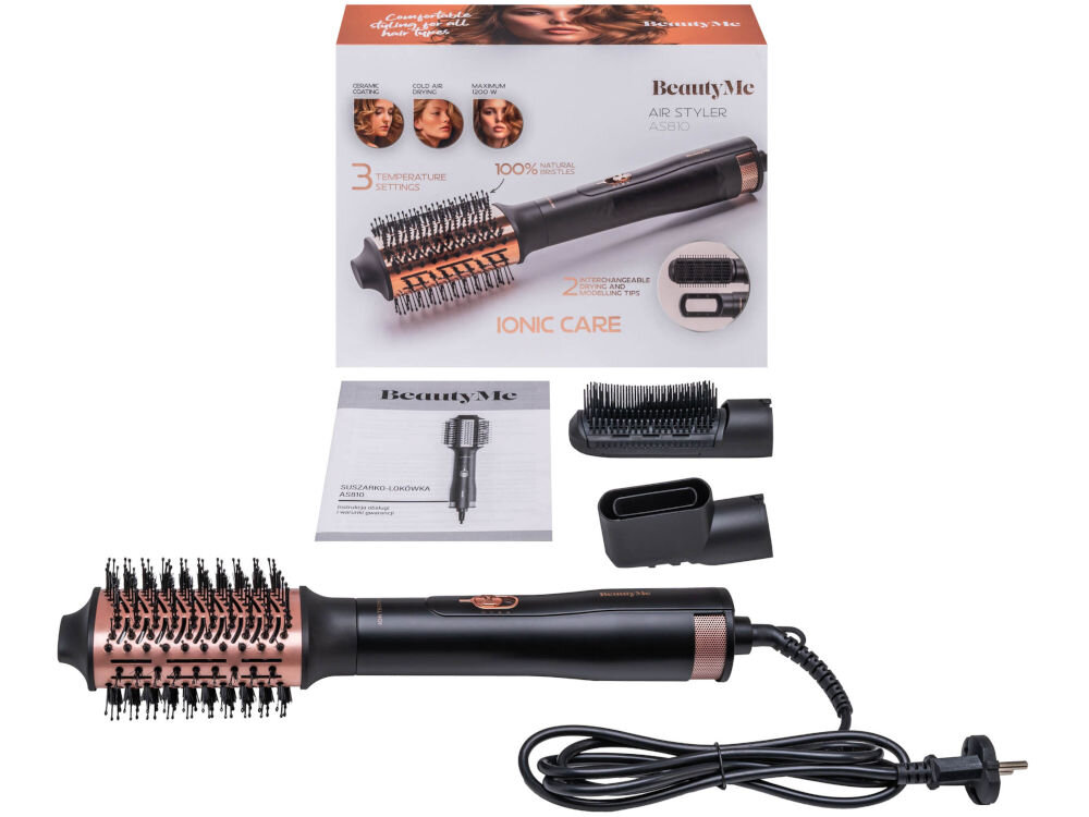 Na obrazie znajduje się suszarko-lokówka BeautyMe wraz z opakowaniem, instrukcją i dwoma dodatkowymi nasadkami. Na opakowaniu widnieje napis: \'BeautyMe Air Styler AS810\', \'3 Temperature Settings\', \'100% Natural Bristles\', \'2 Interchangeable Brush Types\', \'IONIC CARE\'.