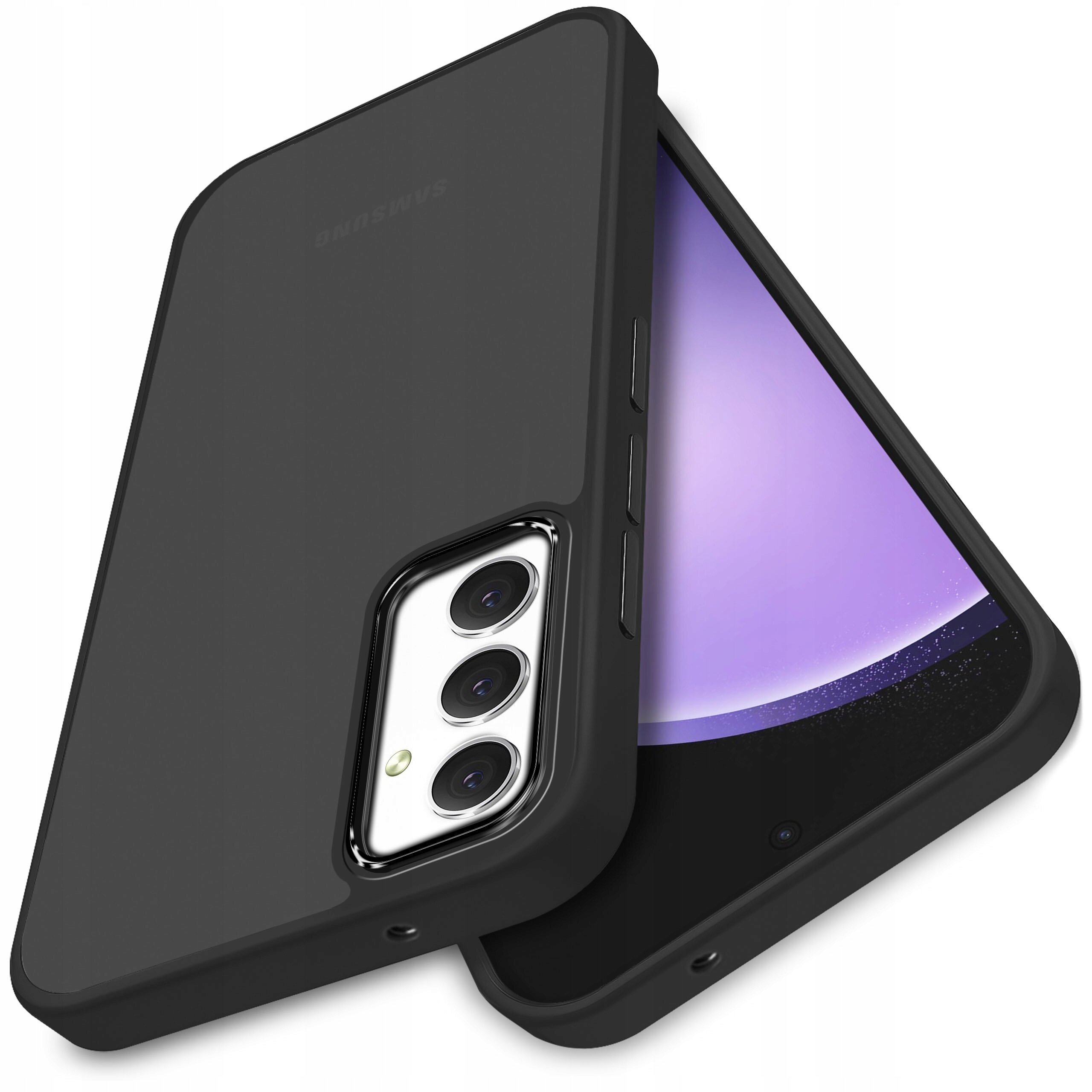Czarne, matowe etui na telefon z trzema wycięciami na aparaty fotograficzne, widoczne na tle fioletowego ekranu. Na etui znajduje się napis \'SAMSUNG\'.