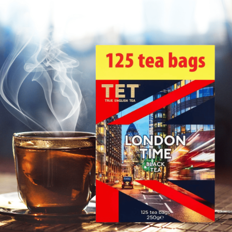 Opakowanie herbaty TET London Time Black Tea z napisem \'125 tea bags\' oraz filiżanka z parującą herbatą. Na opakowaniu widoczny jest miejski krajobraz z oświetlonymi budynkami.