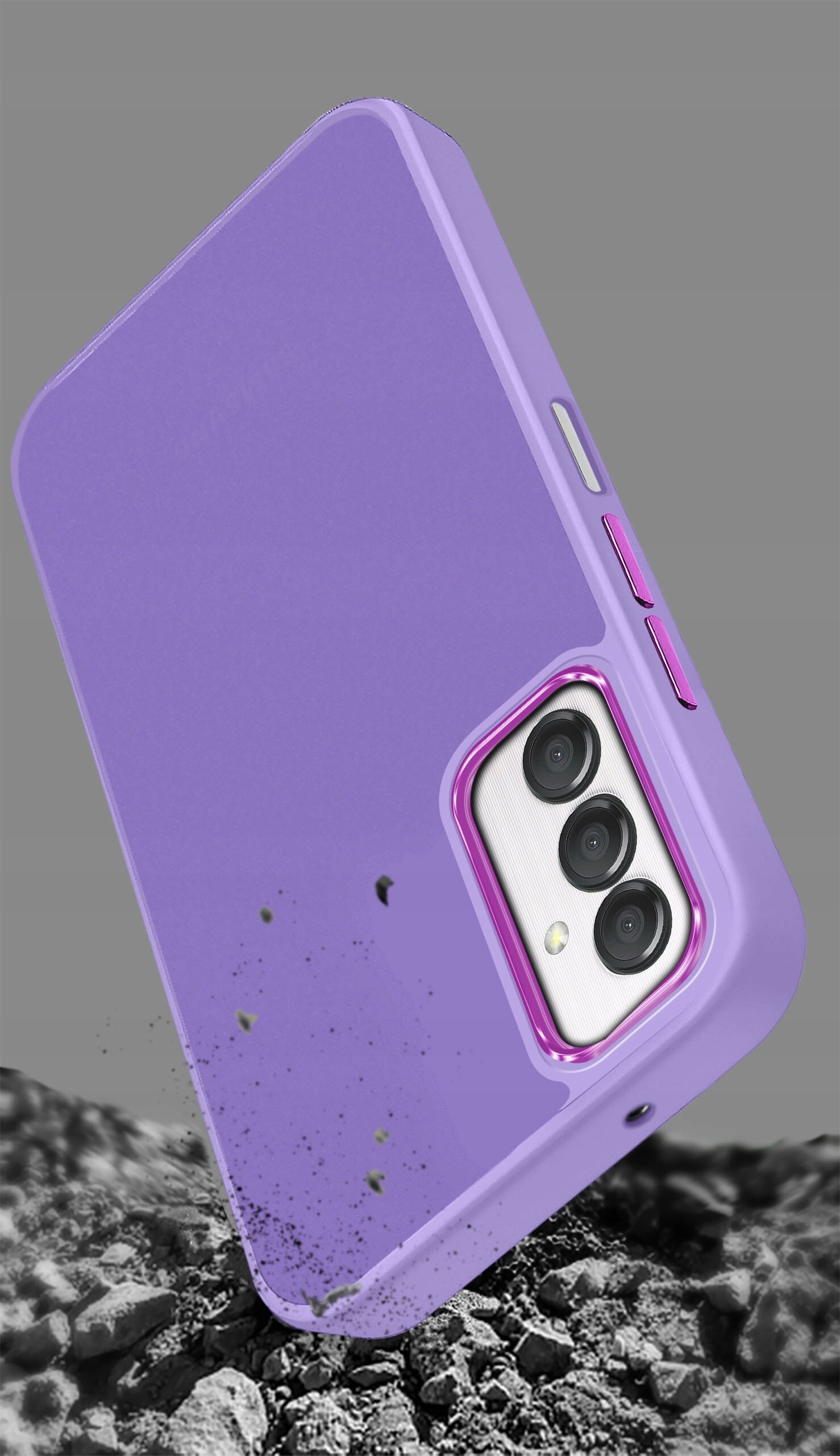 Fioletowe etui na telefon z trzema wycięciami na aparaty, leży na tle przypominającym kamienie. Etui ma matową powierzchnię i widoczne przyciski boczne.