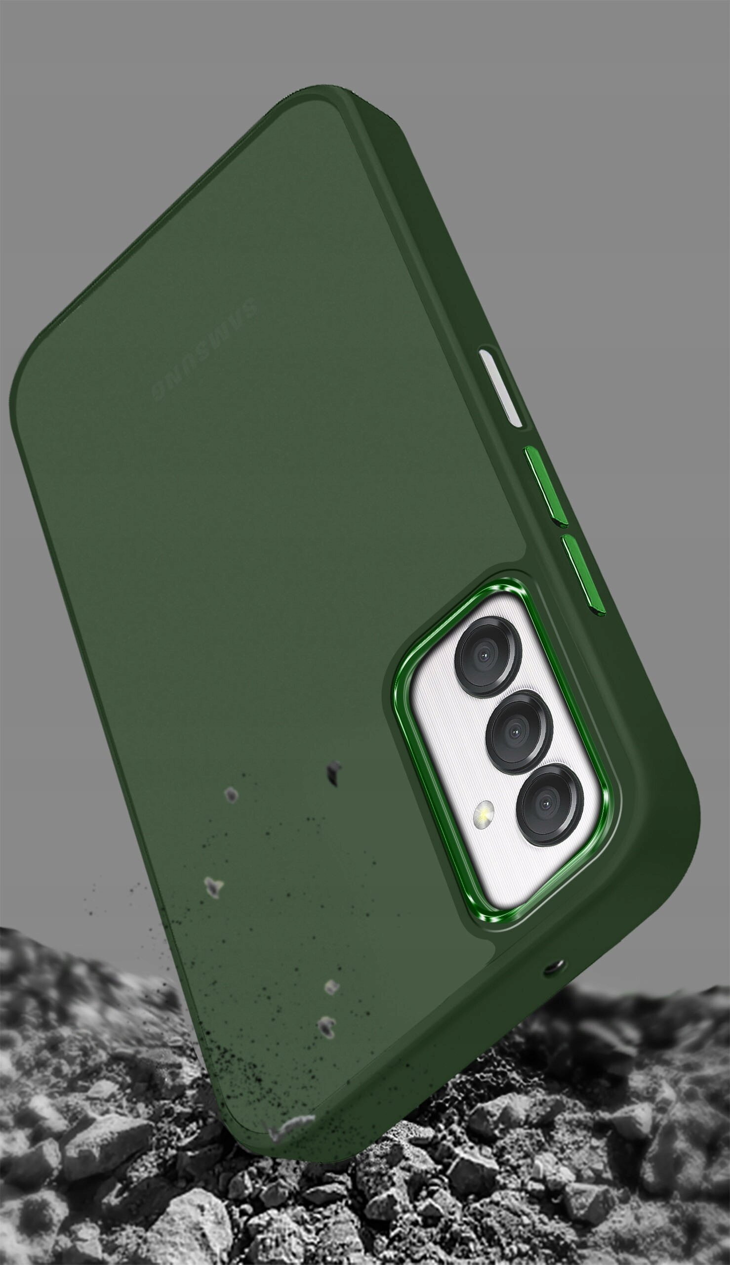 Zielone etui na telefon z trzema widocznymi obiektywami aparatu, leży na tle przypominającym kamienie. Na etui widoczny jest napis \'SAMSUNG\'.