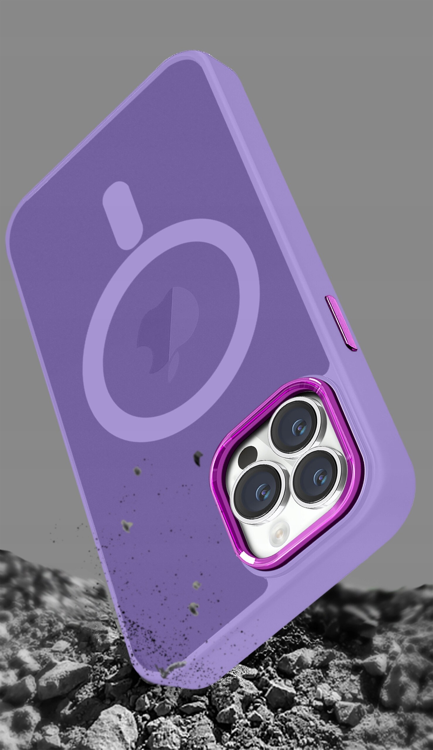 Fioletowe etui na telefon z okrągłym wzorem i wycięciem na aparat, leży na tle przypominającym kamienie. Etui ma matowe wykończenie i jest kompatybilne z MagSafe.