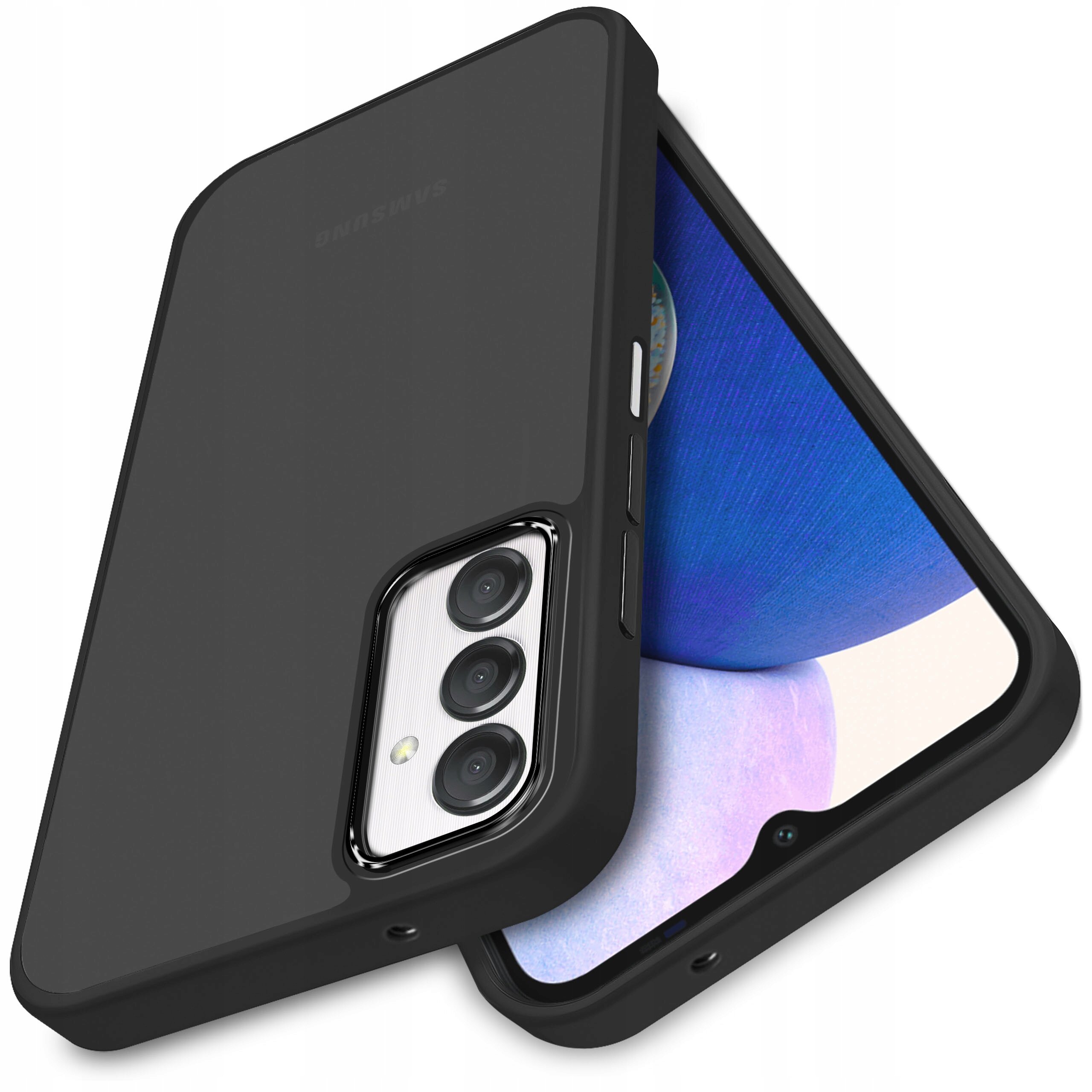 Czarne etui na telefon z trzema wycięciami na aparaty, widoczne na tle telefonu z niebieskim ekranem. Na etui znajduje się napis \'SAMSUNG\'.