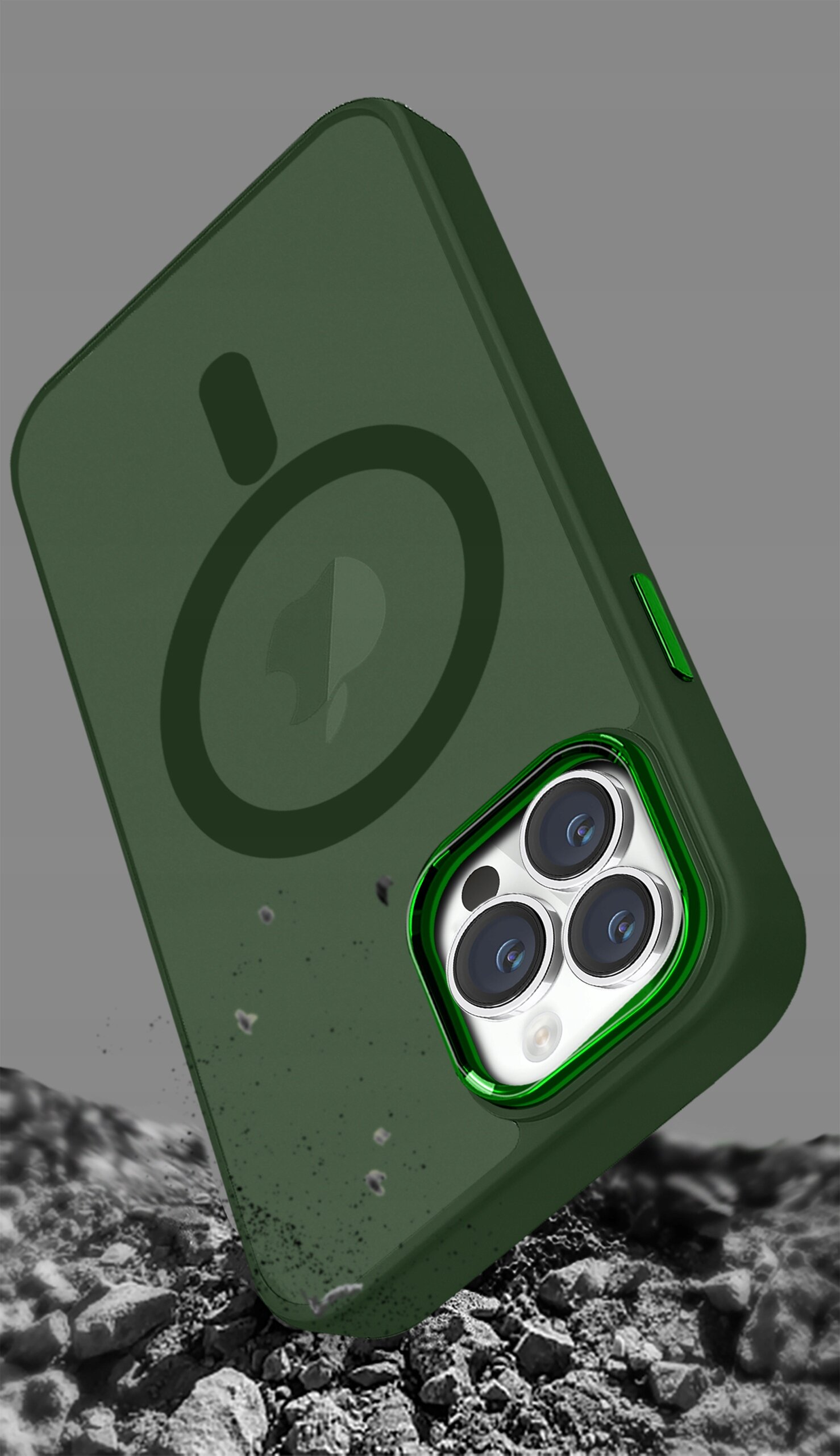 Zielone etui na telefon z trzema widocznymi obiektywami aparatu, leżące na tle przypominającym szary żwir.