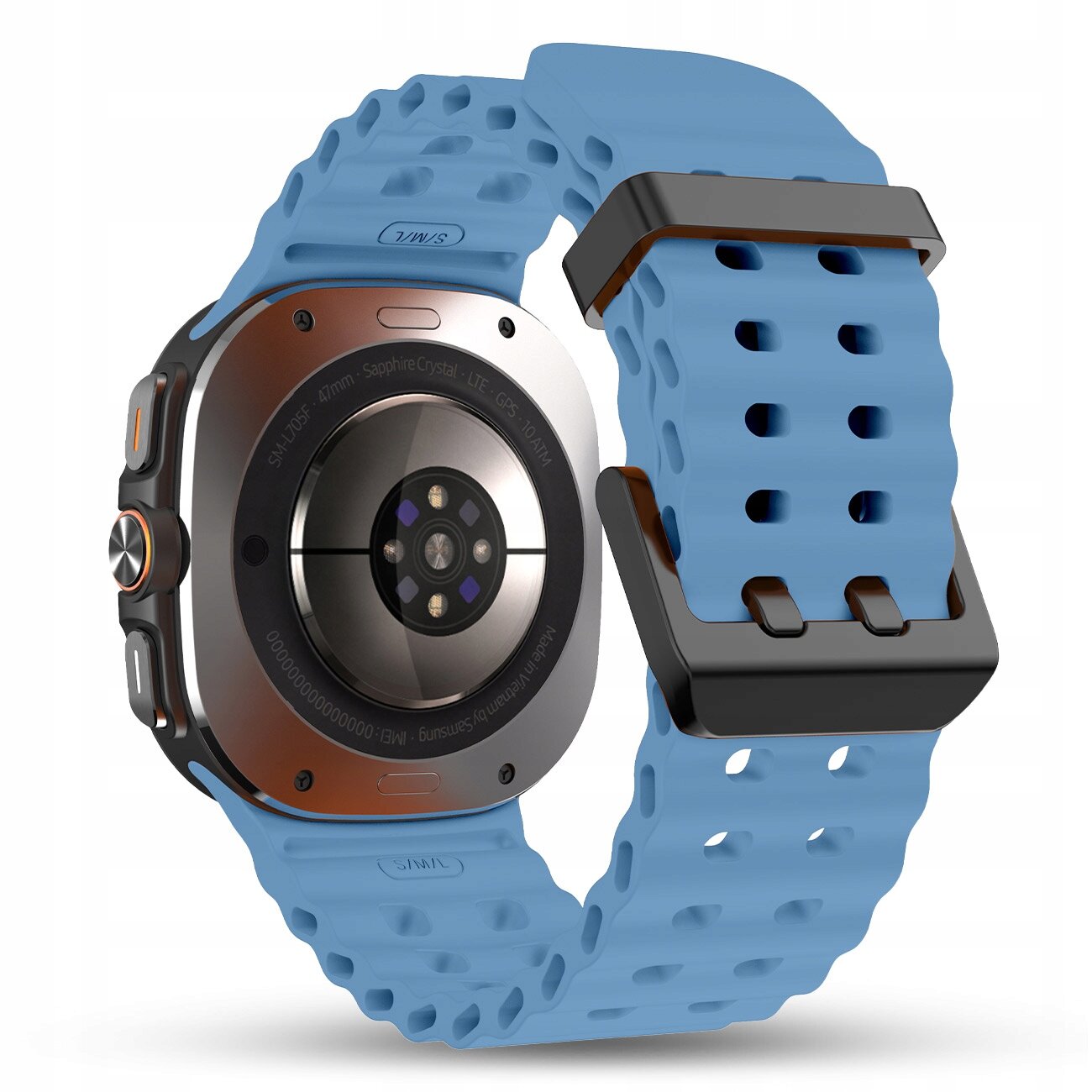 Na zdjęciu widoczny jest smartwatch z niebieskim silikonowym paskiem, posiadającym perforacje. Tylna część zegarka ma okrągły czujnik i napisy wokół niego, w tym \'Sapphire Crystal\' i \'GPS\'.