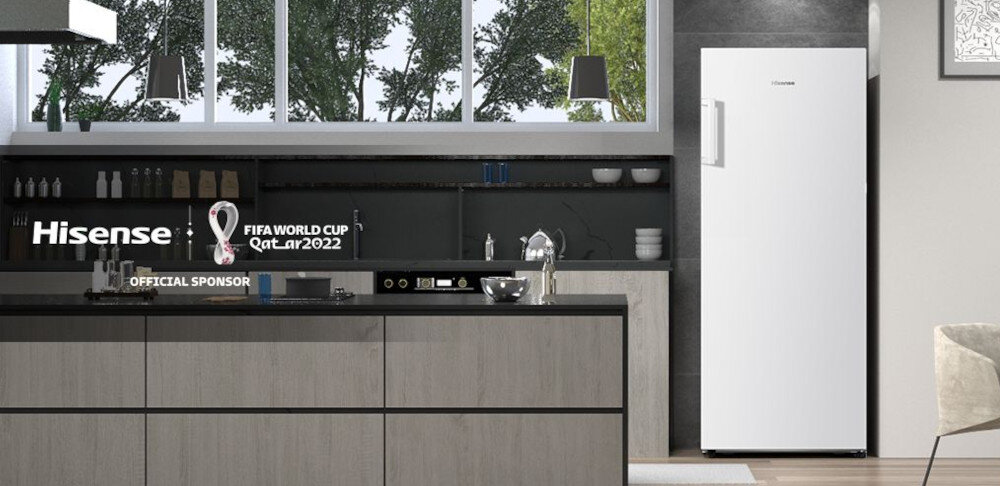 W nowoczesnej kuchni znajduje się biała lodówka marki Hisense, obok której widoczne jest logo \'Hisense Official Sponsor FIFA World Cup Qatar 2022\'.