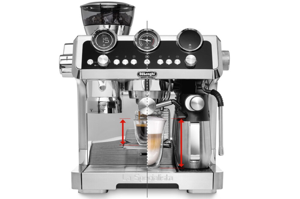 Ekspres do kawy w srebrnym kolorze z widocznym logo \'DeLonghi\' na froncie. Posiada trzy okrągłe wskaźniki, dyszę do spieniania mleka oraz szklankę z kawą na podstawce.