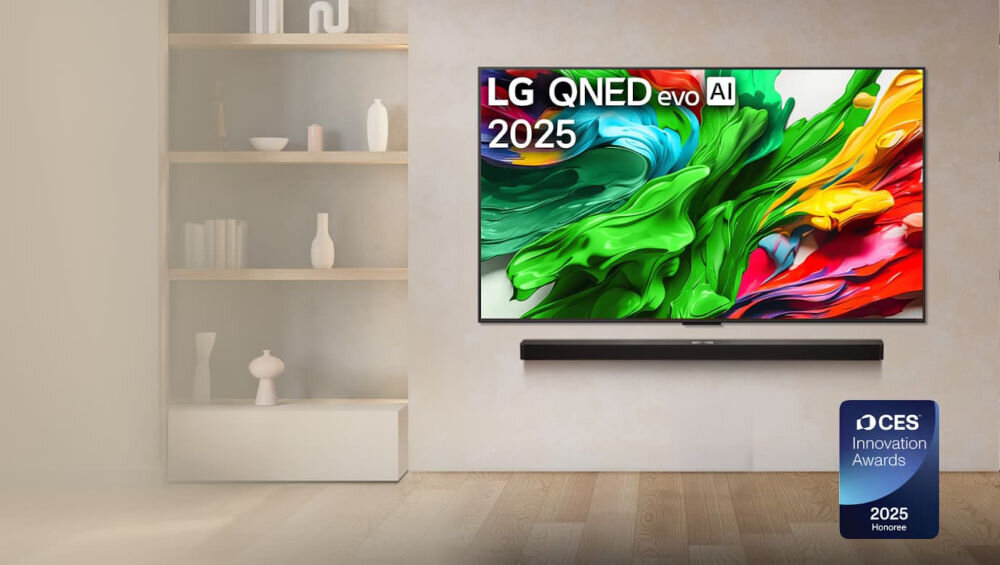 Na ścianie wisi telewizor z kolorowym, abstrakcyjnym wzorem na ekranie, obok którego widnieje napis \'LG QNED evo AI 2025\'. Na podłodze znajduje się półka z dekoracjami, a w prawym dolnym rogu widoczna jest plakietka \'CES Innovation Awards 2025 Honoree\'.