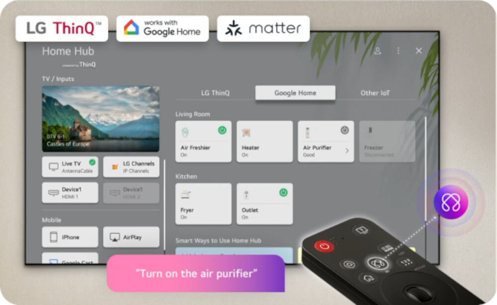 Na ekranie telewizora widoczny jest interfejs aplikacji Home Hub z różnymi opcjami sterowania urządzeniami domowymi, takimi jak Air Purifier i Heater. Na dole ekranu znajduje się napis \'Turn on the air purifier\'.
